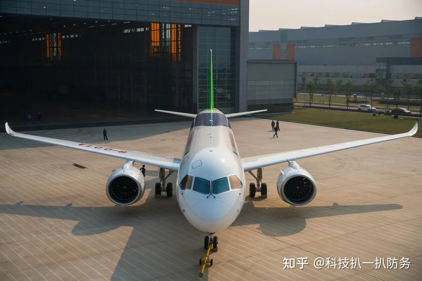 C919国产大飞机，综合性能显著，比肩波音和空客