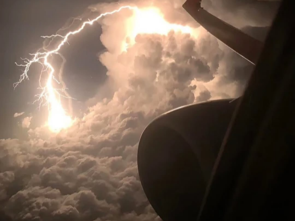 雷雨天-美国退役飞机协会