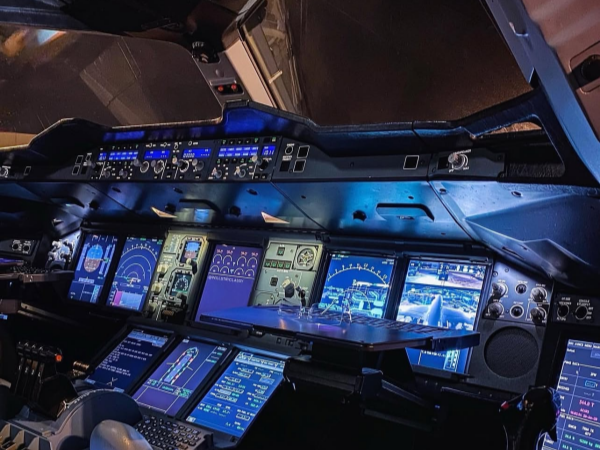驾驶舱控制面板-美国退役飞机协会